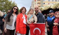 Ayşe Ünlüce Eskişehirlilerle Zafer Coşkusunu Paylaştı