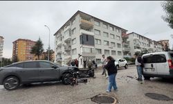 İki araç kavşakta çarpıştı: Yakınları arasında gerginlik çıktı