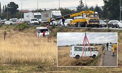 Eskişehir’de kavşakta çarpışan minibüs tarlaya uçtu
