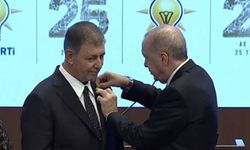 Cemil Tugay AK Parti’ye katıldı: Rozetini Cumhurbaşkanı Erdoğan taktı