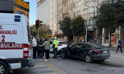 Eskişehir’de iki otomobil kafa kafaya çarpıştı: Tramvay seferleri aksadı