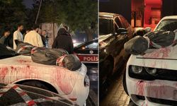 Kan lekeli ve ceset figürlü otomobil polisi alarma geçirdi