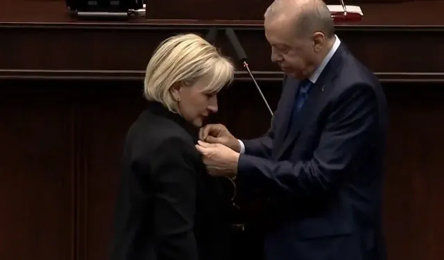 CHP’den İstifa Eden Nimet Özdemir AK Parti’ye Katıldı