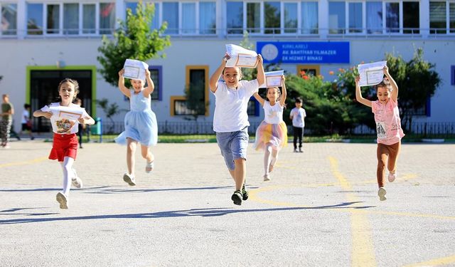 Yaklaşık 18 milyon öğrenci Cuma günü karne alarak