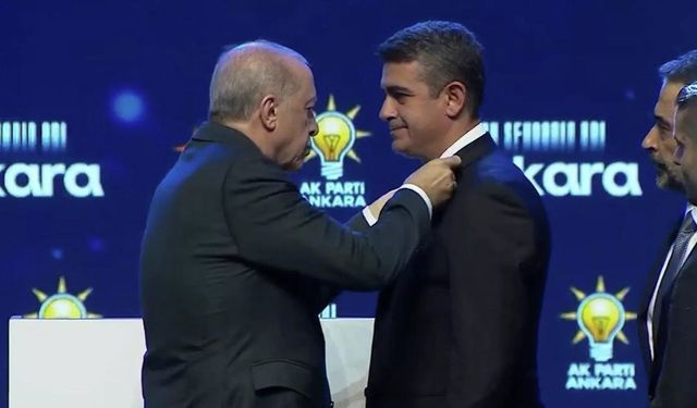 Levent Koç CHP’den istifa ederek AK Parti’ye katıldı, rozetini Erdoğan taktı