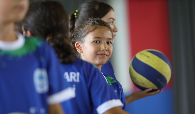 Eskişehir Odunpazarı’nda 170 Çocuk Voleybol Öğreniyor