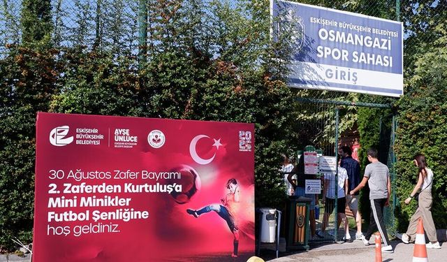 Eskişehir’de 700 Minik Futbolcu Zafer Bayramı İçin Sahaya Çıktı