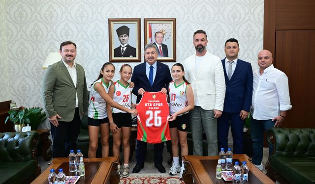 Eskişehir’in Şampiyon Kızları Makamda! Vali Yılmaz Başarılarını Kutladı