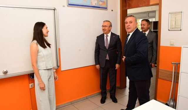 Eskişehir’de uyum haftası devam ediyor! Sinan Aydın sınıfları ziyaret etti