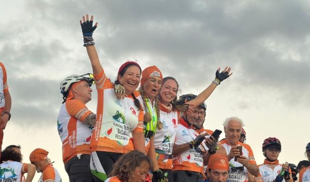 Eskişehirli bisikletçiler Kandıra'da pedal çevirdi: 5 ülkeden 324 bisikletçi buluştu