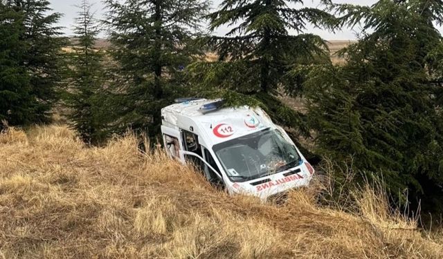 Eskişehir’de hasta taşıyan ambulans kaza yaptı: 3 yaralı