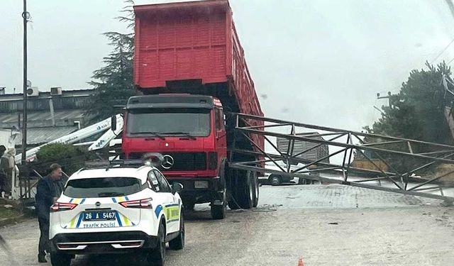 Eskişehir Teksan’da ilginç kaza: Açılan kasa tabelayı arasına aldı