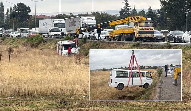 Eskişehir’de kavşakta çarpışan minibüs tarlaya uçtu