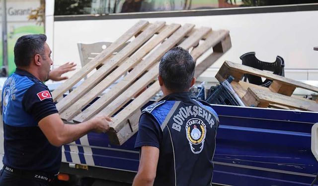 Ne var ne yok toplandı: Kaldırımlar yayalara kaldı