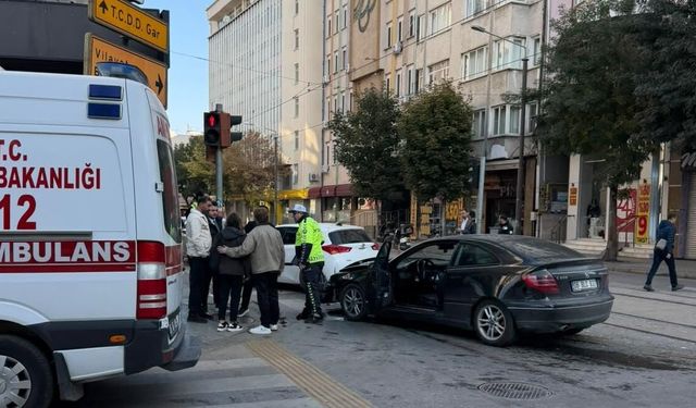 Eskişehir’de iki otomobil kafa kafaya çarpıştı: Tramvay seferleri aksadı