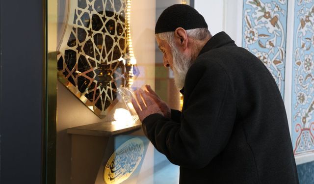 Bu Camide Peygamber Efendimizin Sakal-ı Şerifi Her Gün Ziyarete Açık