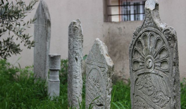 500 Yıllık Hazireye Saygısızlık: Mezar Taşları Tahrip Edildi