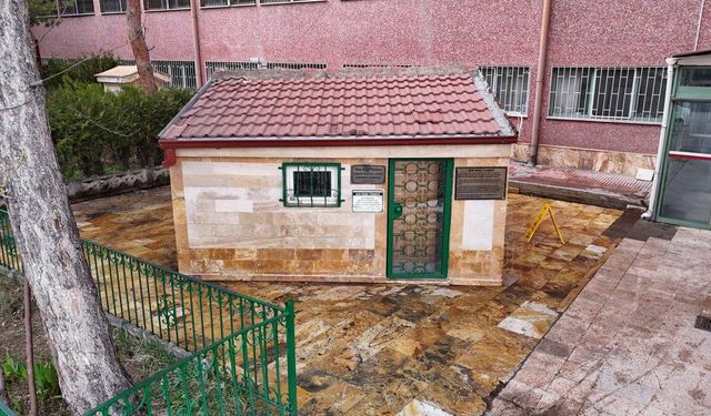 Hastane Bahçesindeki Gizemli Türbe: Rivayetleriyle İlgi Görüyor