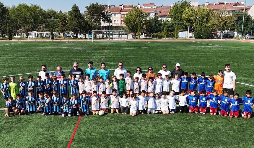 Eskişehir’de 700 Minik Futbolcu Zafer Bayramı İçin Sahaya Çıktı