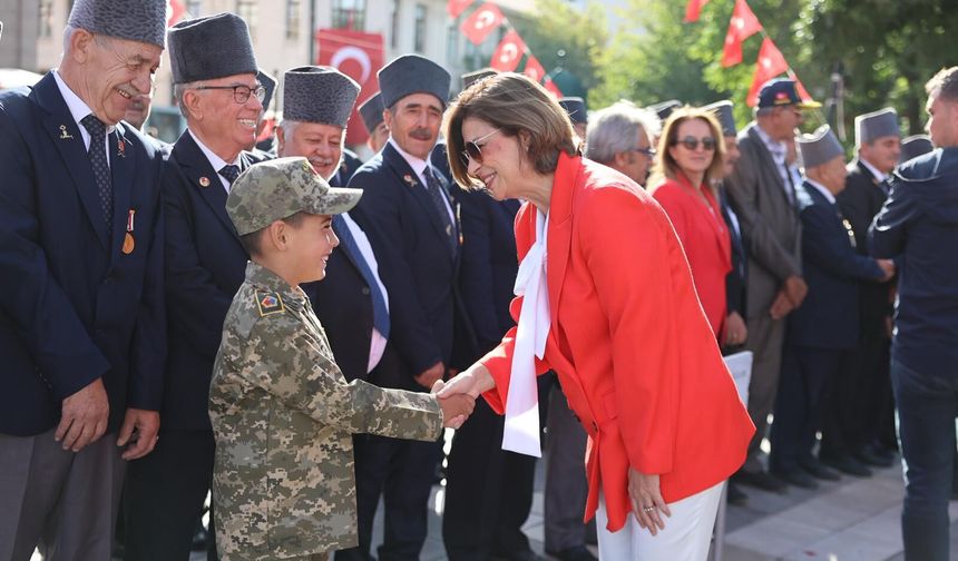 Ayşe Ünlüce Eskişehirlilerle Zafer Coşkusunu Paylaştı