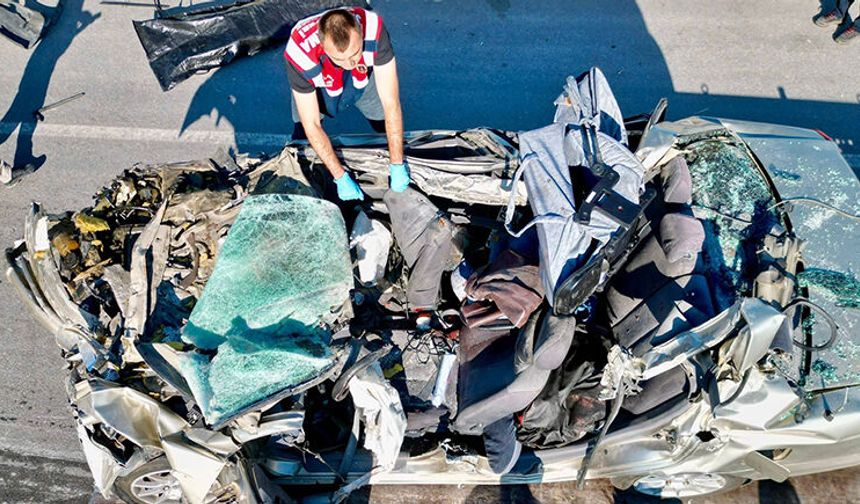 Tıra arkadan çarptı otomobili 100 metre sürüklendi