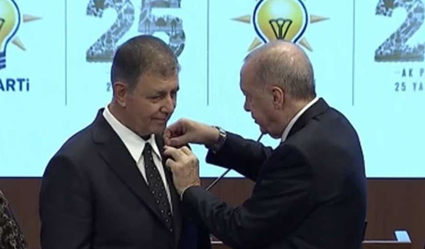Cemil Tugay AK Parti’ye katıldı: Rozetini Cumhurbaşkanı Erdoğan taktı