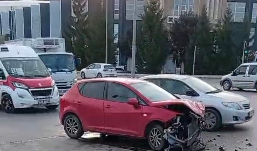 Eskişehir’de Tilia önünde kaza: Kadın sürücü yaralandı