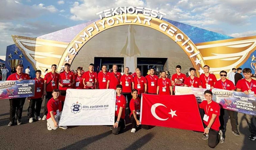 Eskişehirli öğrenciler TEKNOFEST ödüllerini Cumhurbaşkanı Erdoğan’dan aldı