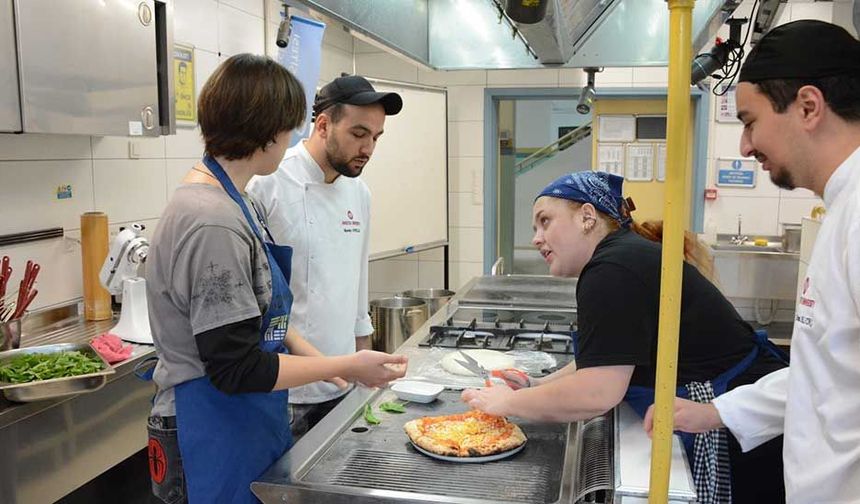 Şef Emir Zengin'den İtalyan mutfağının teknikleriyle pizza yapımı