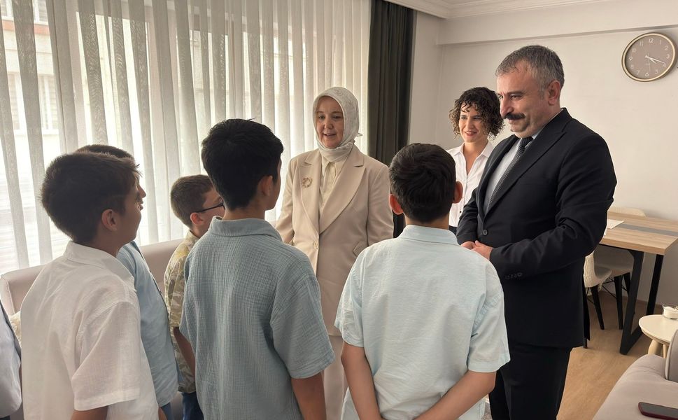 Bakan Yardımcısı Yenigün, Eskişehir’de Çocuk Evlerini Ziyaret Etti