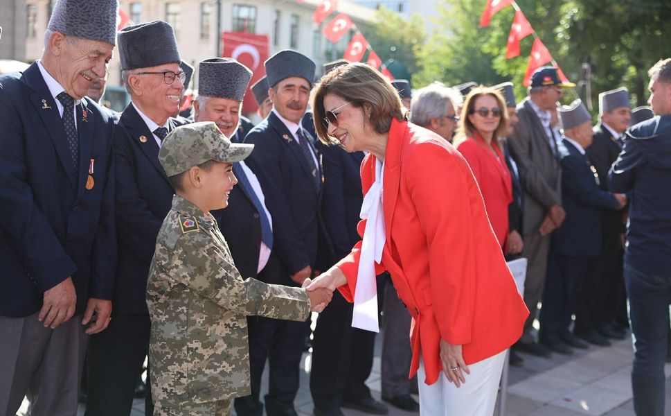 Ayşe Ünlüce Eskişehirlilerle Zafer Coşkusunu Paylaştı