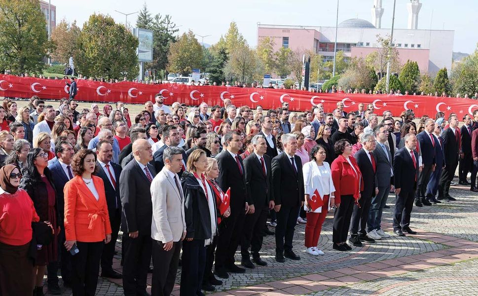 ESOGÜ’de Cumhuriyet’in 103. yılı bayraklarla kutlandı