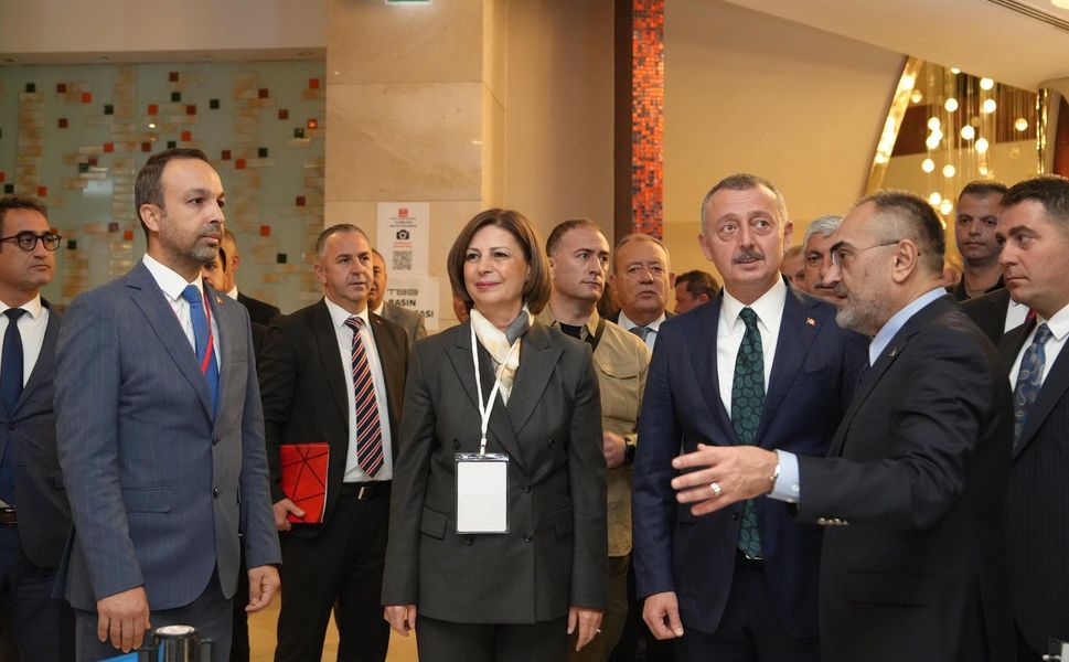 Ayşe Ünlüce ve Tahir Büyükakın’dan seçim öncesi nezaket mesajı