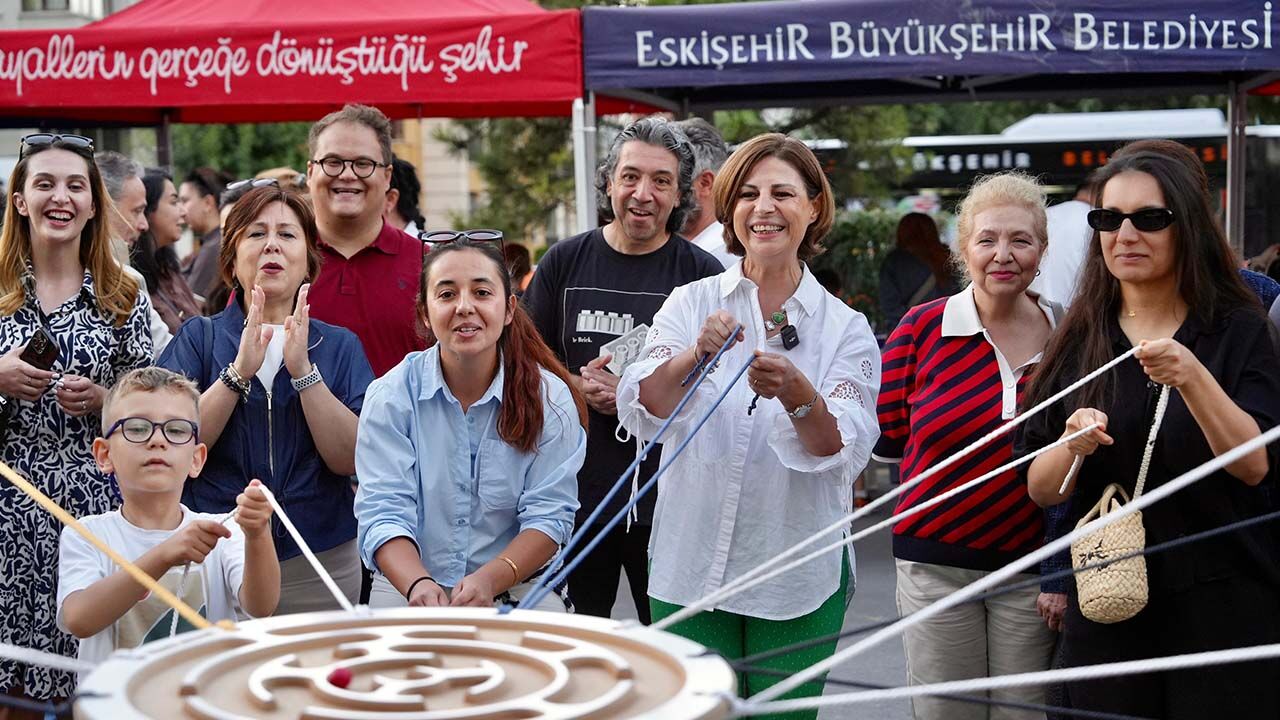 Ayşe Ünlüce Eskişehir’de Arabasız Pazar Coşkusu Atatürk Bulvarı Yayalara Kaldı 26 İndirim Günleri İlgi Gördü