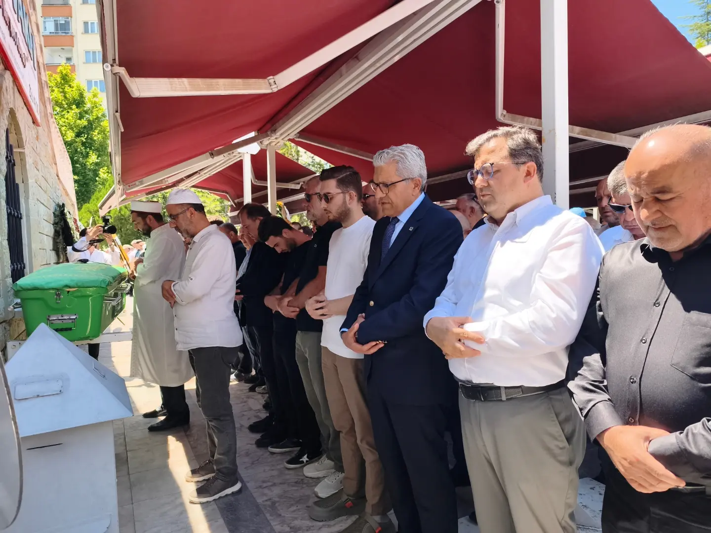 Eskişehir'in Tanınmış Esnaflarından Güneş Ailesinin Acı Günü Latife Güneş Son Yolculuğuna Uğurlandı Nadir Küpeli