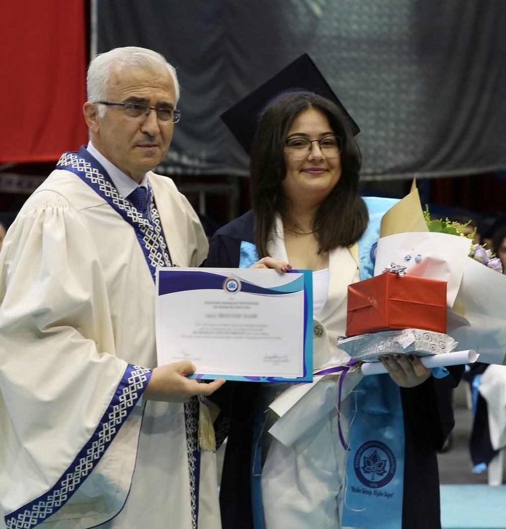 Esogü Diş Hekimliği Fakültesi'nde Mezuniyet Coşkusu Genç Diş Hekimleri Diplomalarını Aldı-1