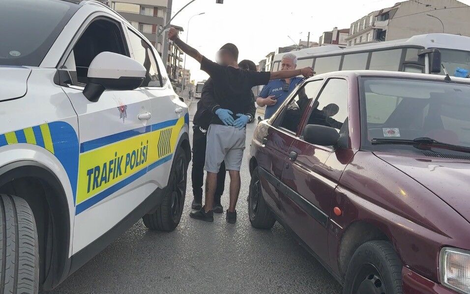 Eskişehir’de kavşakta şaşırtan olay: Çalışır otomobilde uyuyakaldılar
