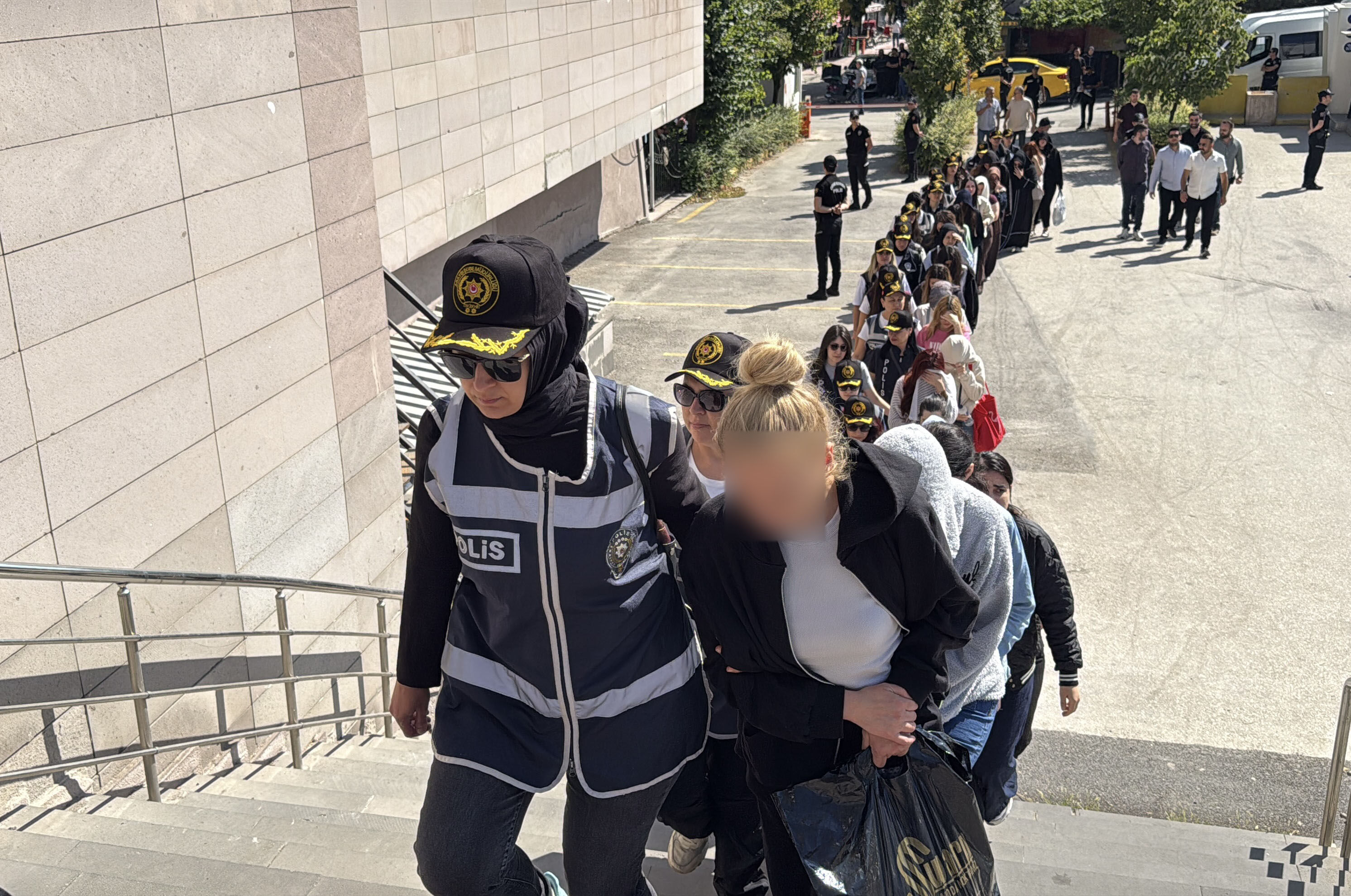 Eskişehir Merkezli 19 İldeki Dev Dolandırıcılık Şebekesinde 90 Şüpheli Adliyede: Yakınları Gözyaşlarına Boğuldu