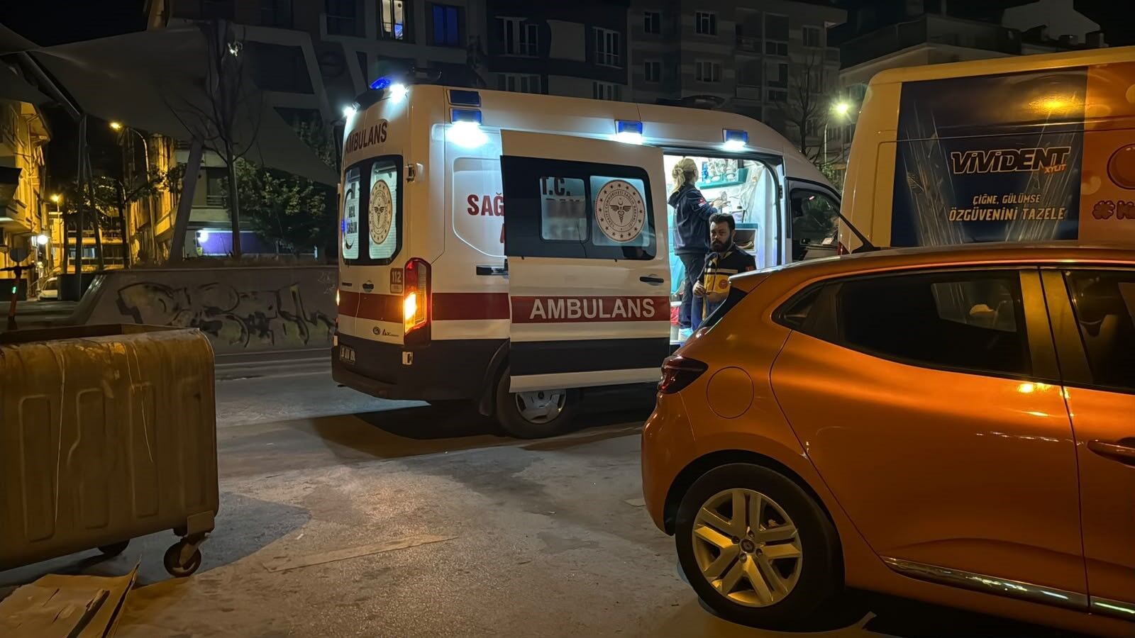 Eskişehir’de Kiralık Scooterdan Düşen Alkollü Kadın Yol Ortasında Sızdı