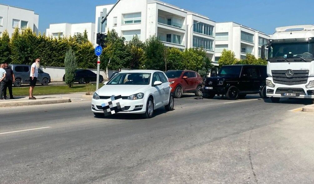 Eskişehir’de Lüks Cip İle Otomobil Çarpıştı Araçlarda Büyük Hasar1