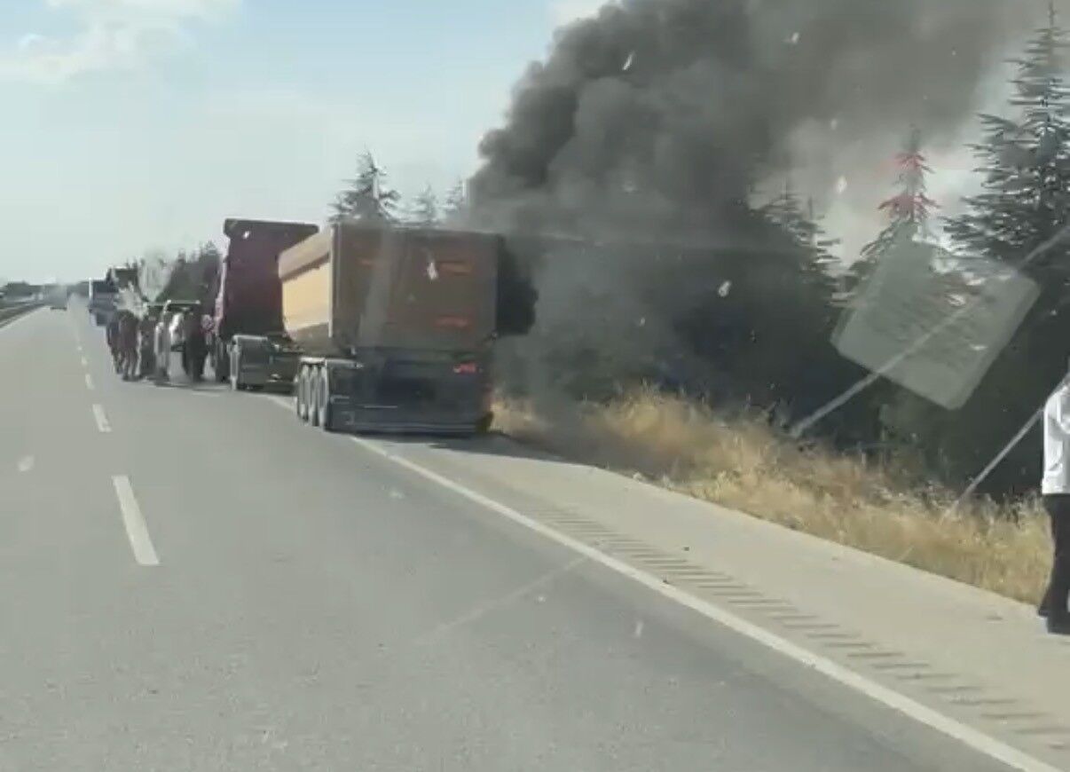 Eskişehir’de Seyir Halindeki Tırın Dorsesinde Yangın Çıktı
