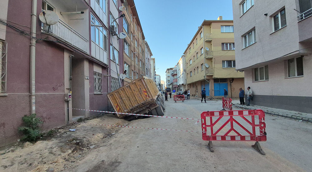 Eskişehir’de Yol Çöktü, Kamyon Çukura Saplandı