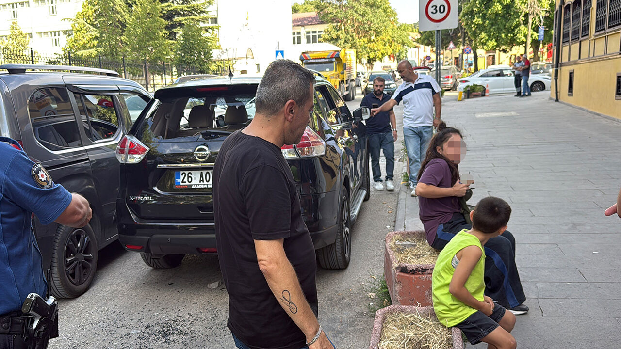 Eskişehir’de Yol Kavgası: Araç Camını Taşla Kırıp Sürücüyü Darbettiler