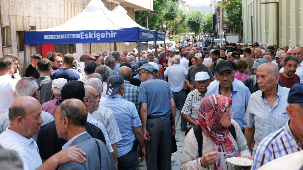 Gürhan Albayrak Duyurdu Ak Parti Eskişehir’de 25. Yıl Kutlamaları Devam Edecek Çarşı Camii Mevlit Pilav Programı