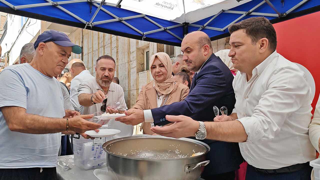 Gürhan Albayrak Duyurdu! Ak Parti Eskişehir’de 25. Yıl Kutlamaları Devam Edecek Çarşı Camiinde Pilav Dağıtıldı Mevlit Okutuldu