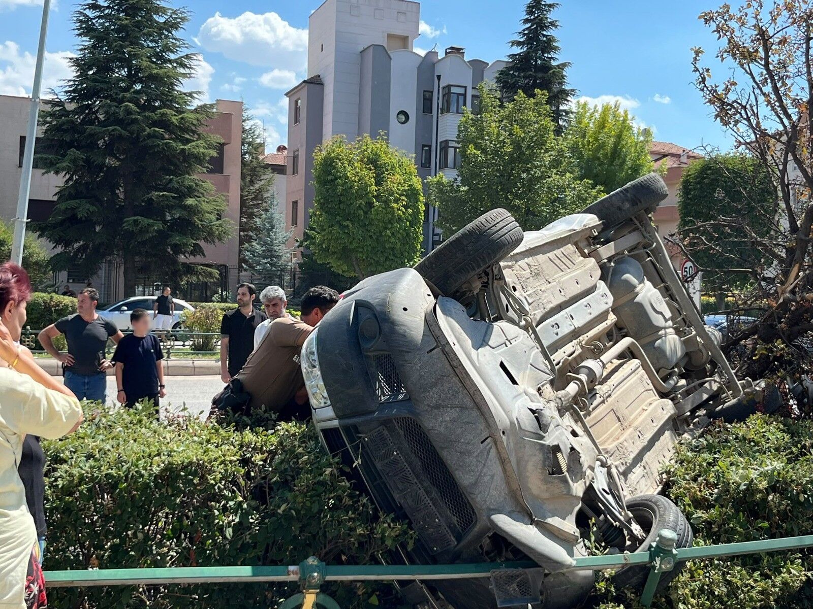 Eskişehir’de Ticari Araç Takla Attı: Sürücü Araçta Sıkıştı