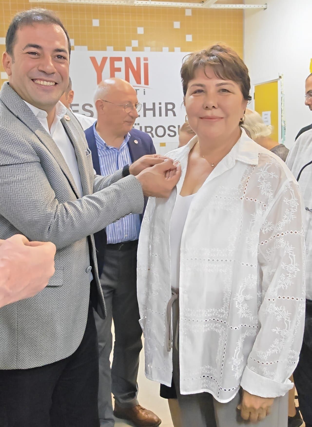 Meclis Üyesi Inci Şentuna'ya Rozetini Talat Yalaz Taktı