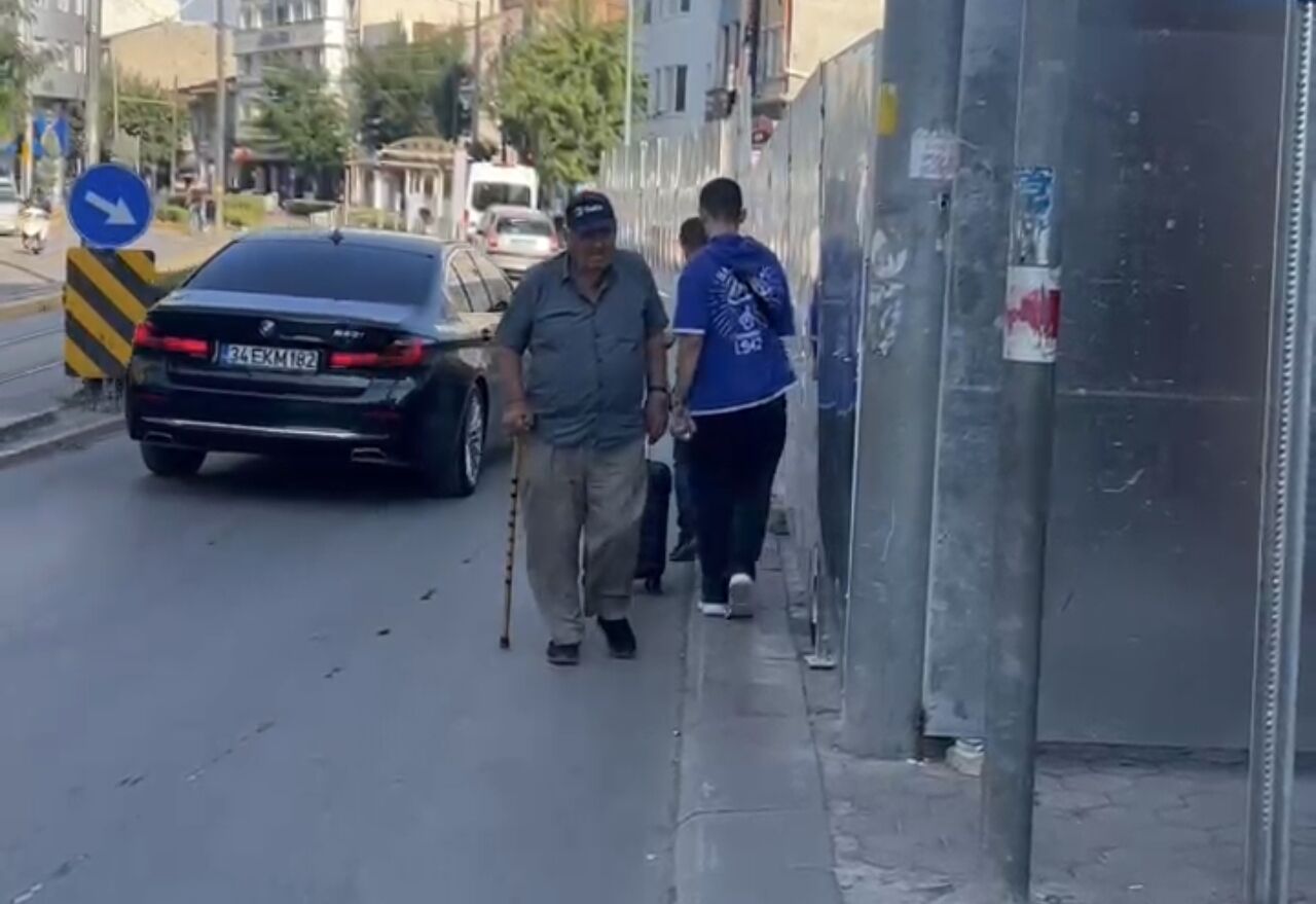 MHP'den Tarihi Halkevi Şantiyesine Tepki Vatandaş Araç Yolunda Yürümek Zorunda Kalıyor