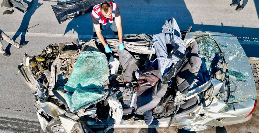 Tıra arkadan çarptı otomobili 100 metre sürüklendi