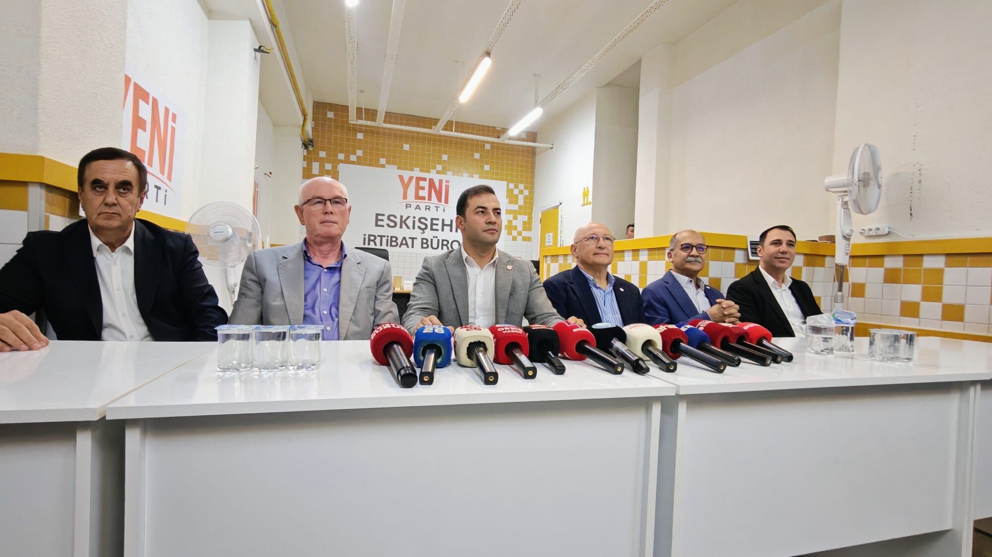 Yeni̇ Parti’de Büyük Buluşma! Eskişehirli Başkanlara Rozetleri Takıldı